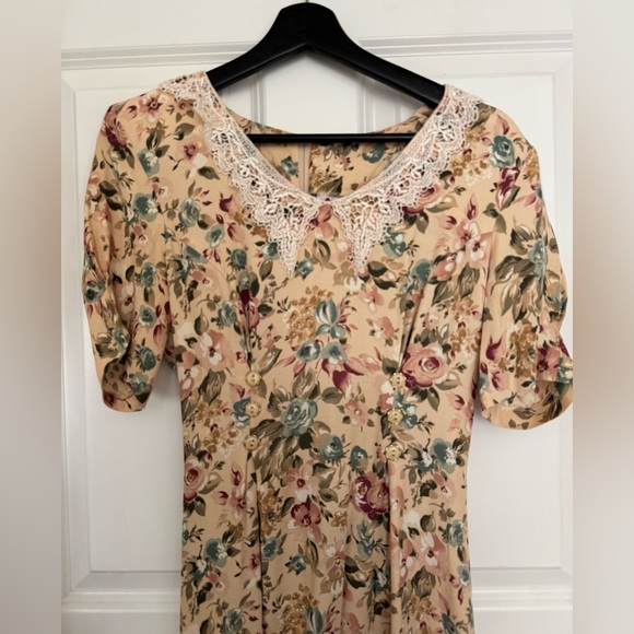 Vintage Beige Floral Maxi Dress with Lace Collar - Picture 2 of 9